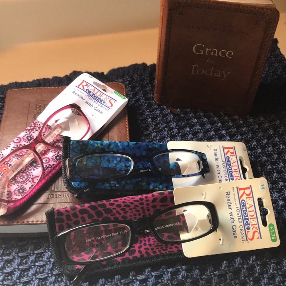 3 Foster Grant eye readers  and fashionable case - Picture 8 of 8